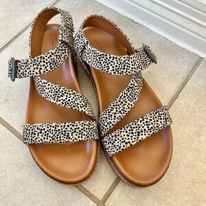 Universal Thread sandals. Size 8.5.